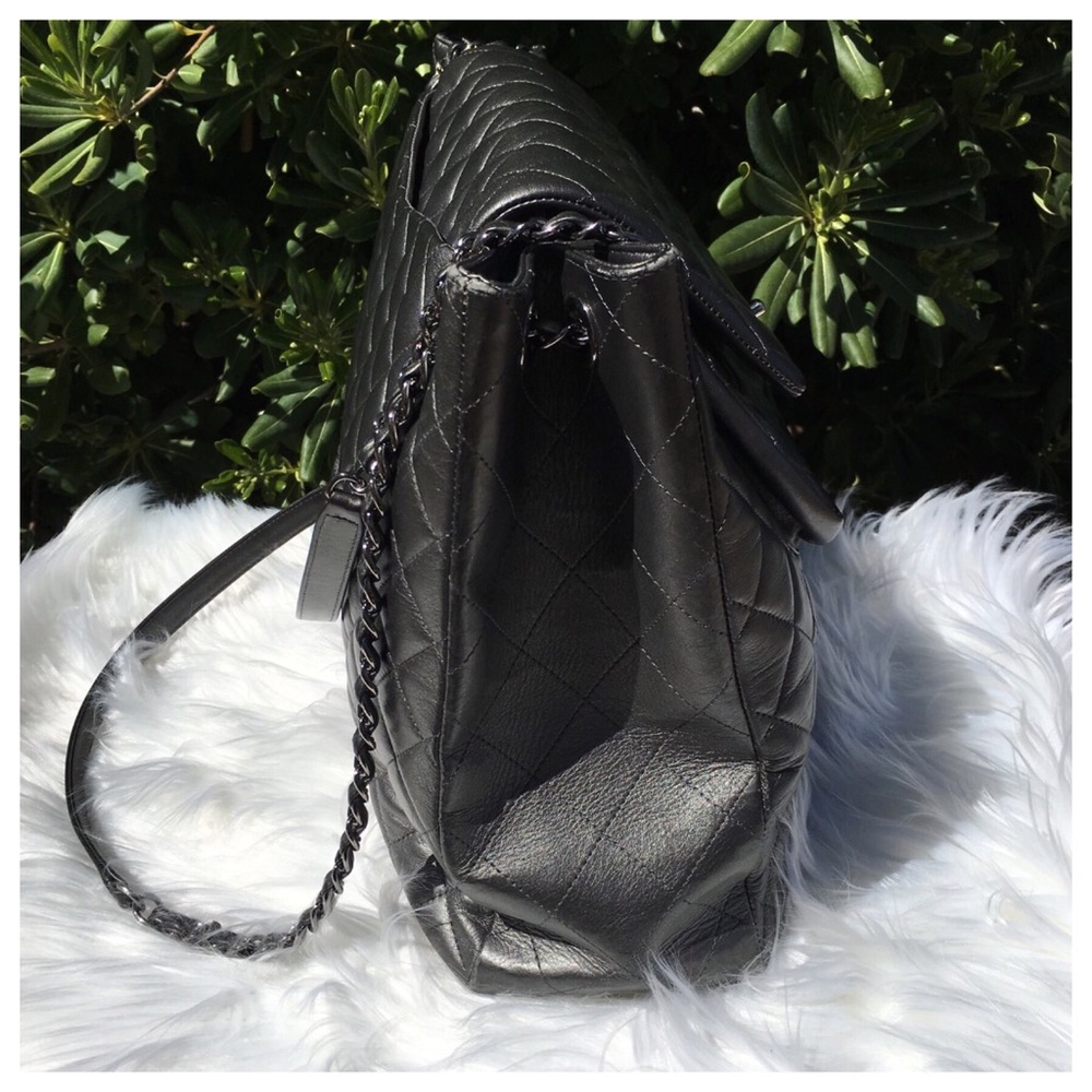 CHANEL LARGE GRAY LEATHER TOTE - Picture 6 of 8